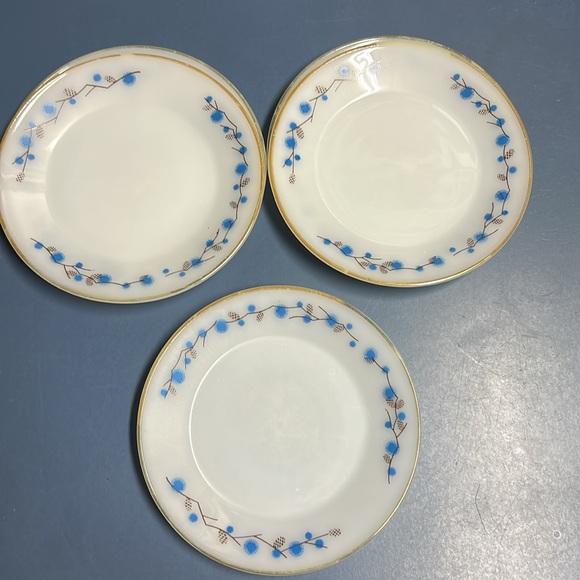 Termorisa vintage milk glass dinner plates set of five 60-70’s era. - Picture 4 of 6